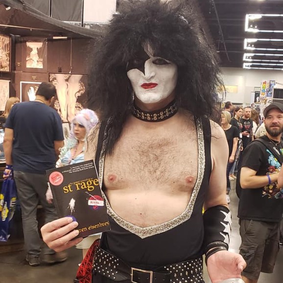 Kiss cosplayer with St Rage